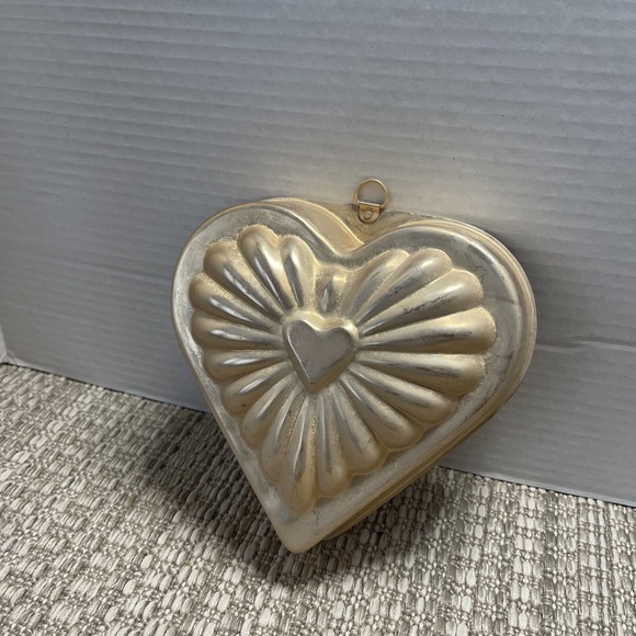 Vintage Heart Cake Mold Pan‎ Fluted Valentine's Day Baking Kitchen Decor - Picture 3 of 9